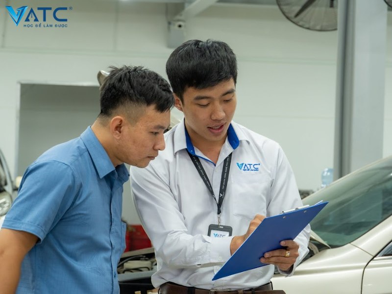 con trai không học đại học nên học nghề cố vấn dịch vụ