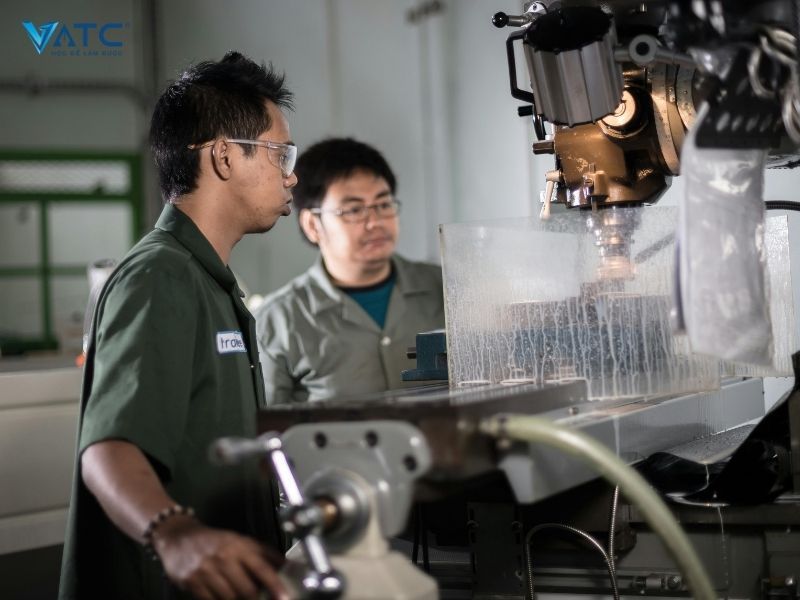 Kỹ thuật viên vận hành máy CNC – cơ khí tự động
