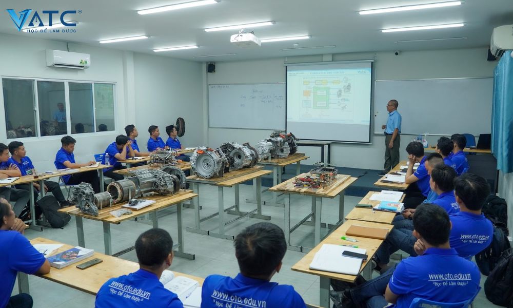 học sửa chữa xe ô tô điện phù hợp với nhiều đối tượng