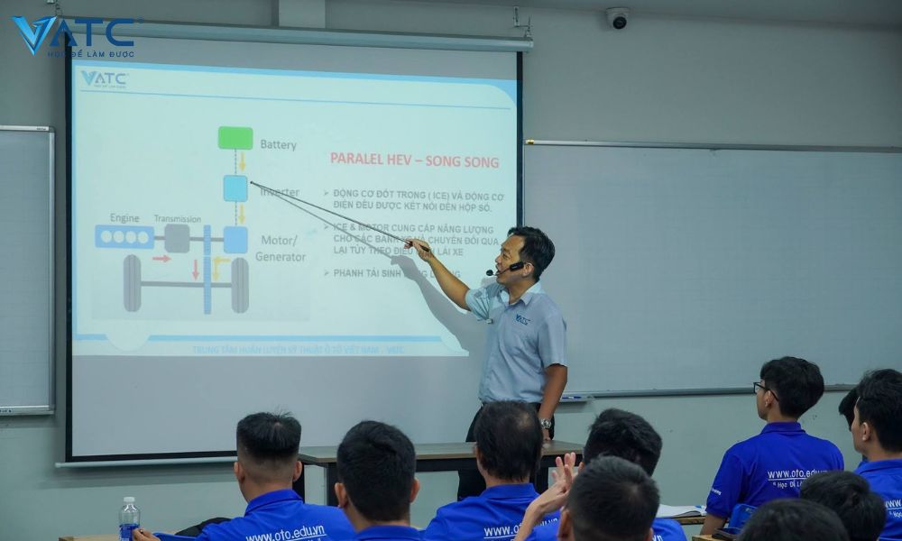 học sửa chữa xe ô tô điện tại vatc