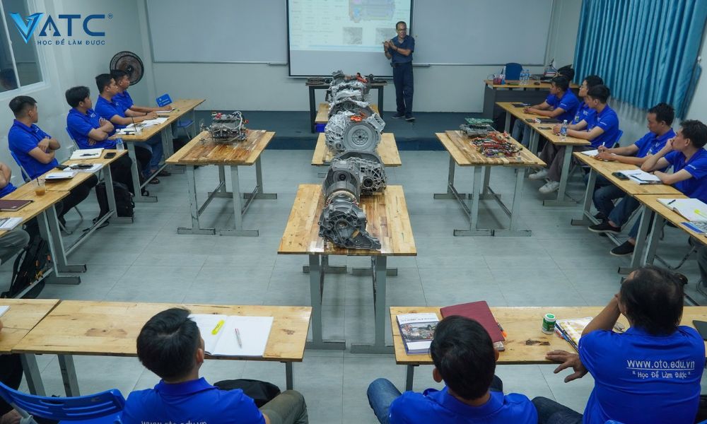 học sửa chữa xe ô tô điện xe ô tô hybrid uy tín nhất tại vatc