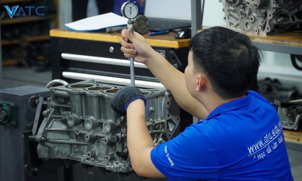 khoá học đại tu động cơ ô tô chất lượng của vatc