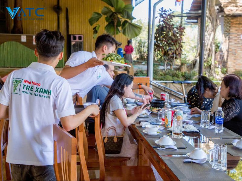 anh bắt đầu công việc tại nhà hàng với chức vụ nhân viên phục vụ