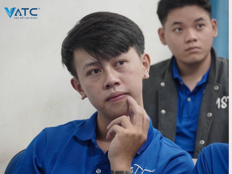 anh bắt đầu tìm kiếm môi trường chuyên đào tạo về nghề sửa chữa ô tô để học