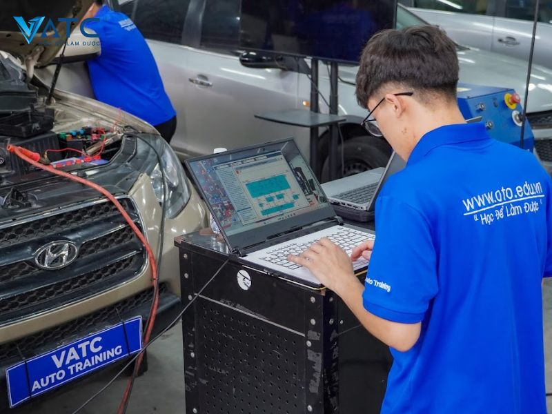 anh nghe theo lời khuyên của bố và lựa chọn học lại từ đầu tại vatc