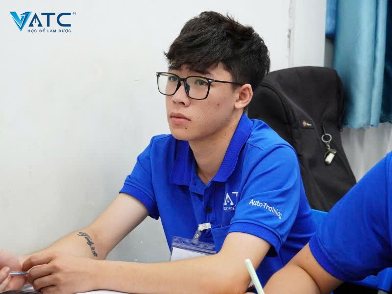 anh quang phước hiện đang học sửa chữa điện ô tô tại vatc