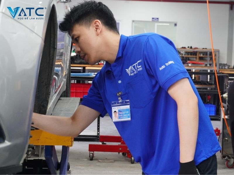 Anh quyết định chọn học nghề sửa chữa ô tô tại VATC