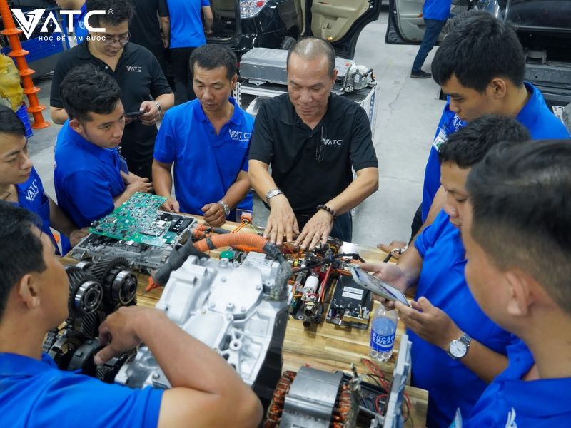 cơ hội việc làm nghề sửa chữa xe ô tô điện hiện nay là rất cao