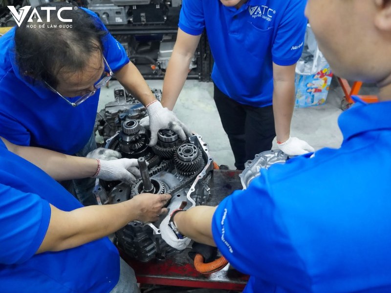 cơ hội việc làm nghề sửa chữa xe ô tô điện