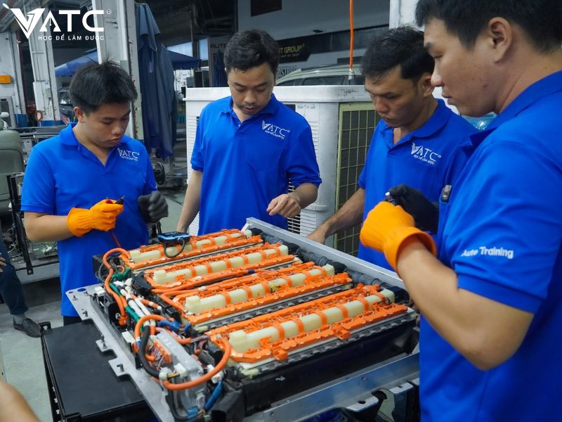 học nghề sửa chữa xe ô tô điện ở đâu