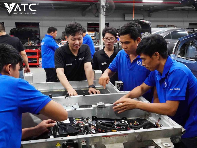 học sửa chữa xe ô tô Hybrid
