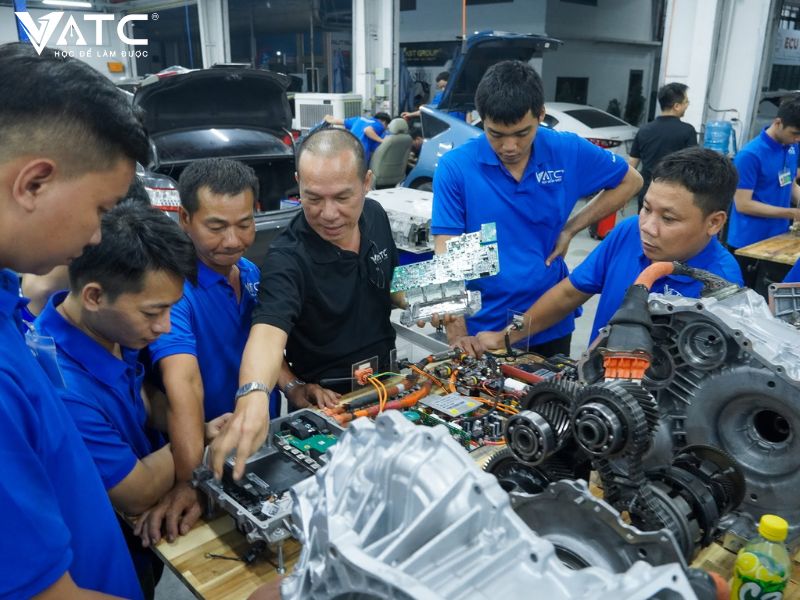 học viên đang được thầy hướng dẫn thực hành tại VATC