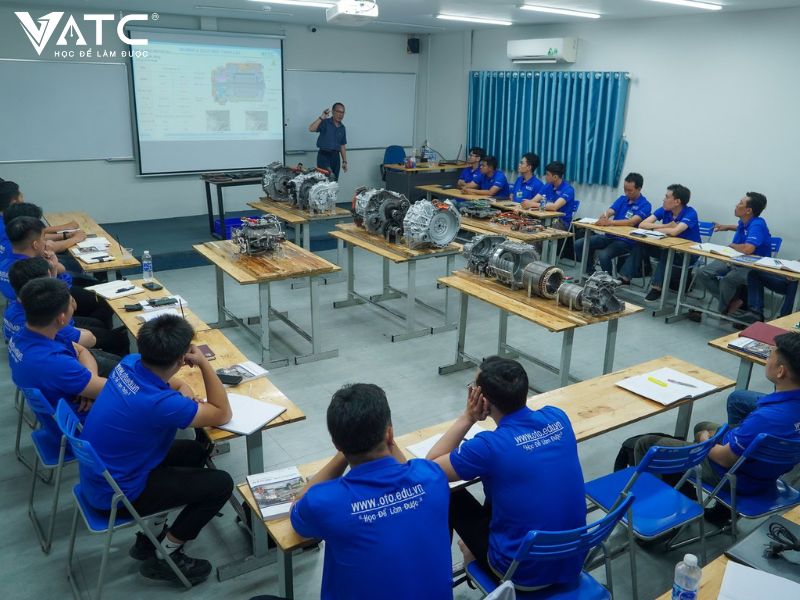 học viên đang học lý thuyết sửa chữa xe ô tô điện tại VATC