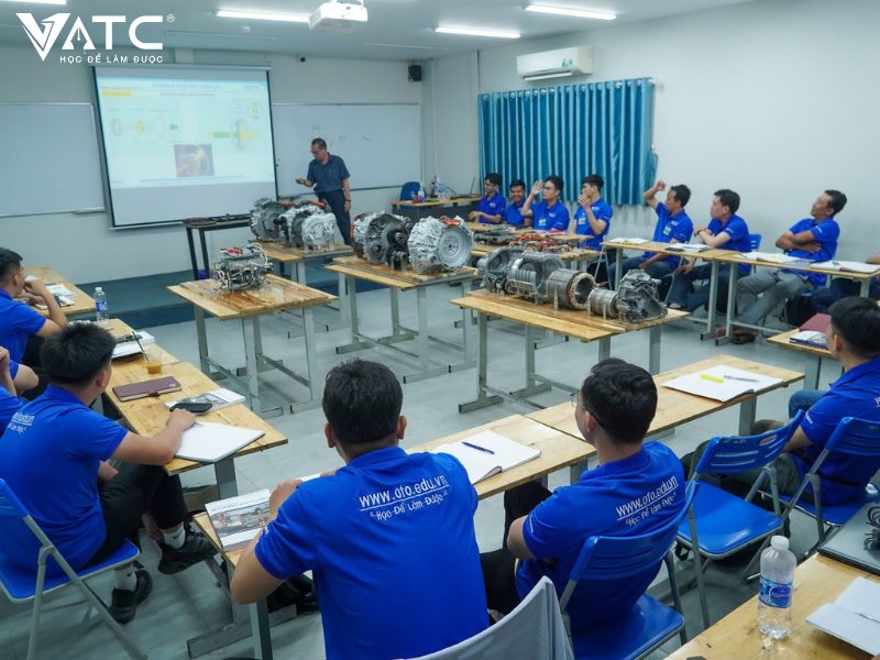 học viên học lý thuyết về xe ô tô điện trước khi thực hành thực tế