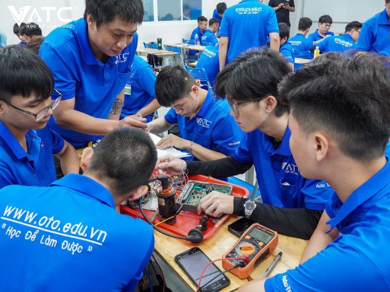 học viên học nghề sửa chữa ô tô tại vatc