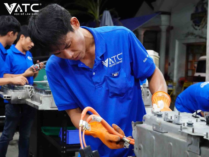 học viên học nghề sửa chữa xe ô tô điện tại vatc
