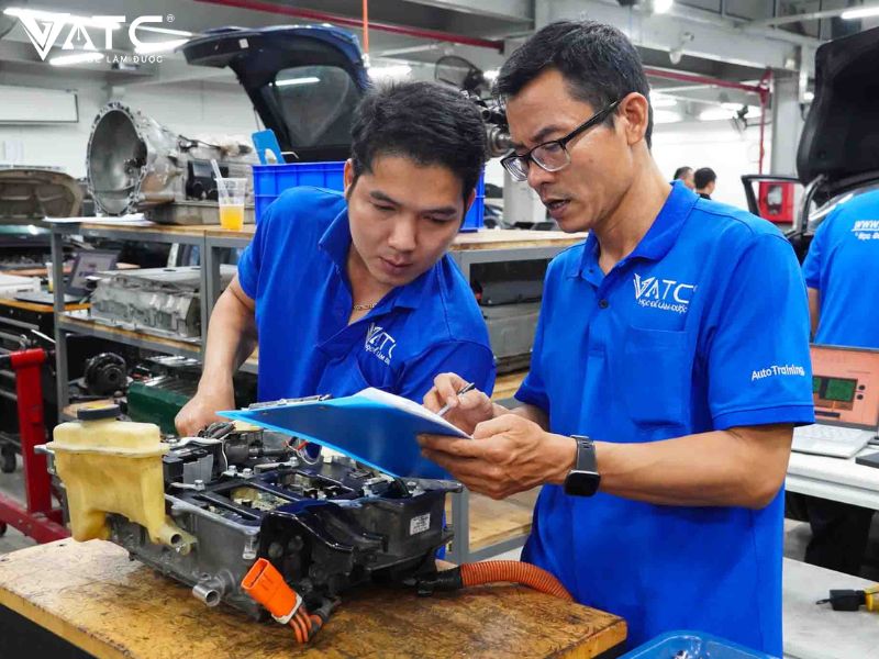 học viên học sửa chữa xe hybrid tại vatc