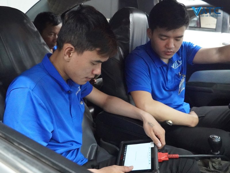 học viên học thực hành tại vatc