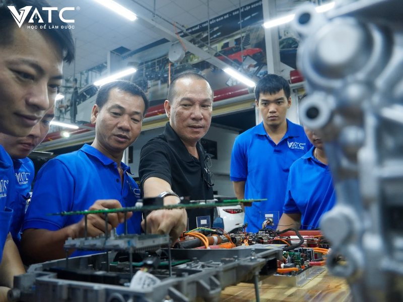 Học viên VATC đang được giảng viên hướng dẫn thực hành