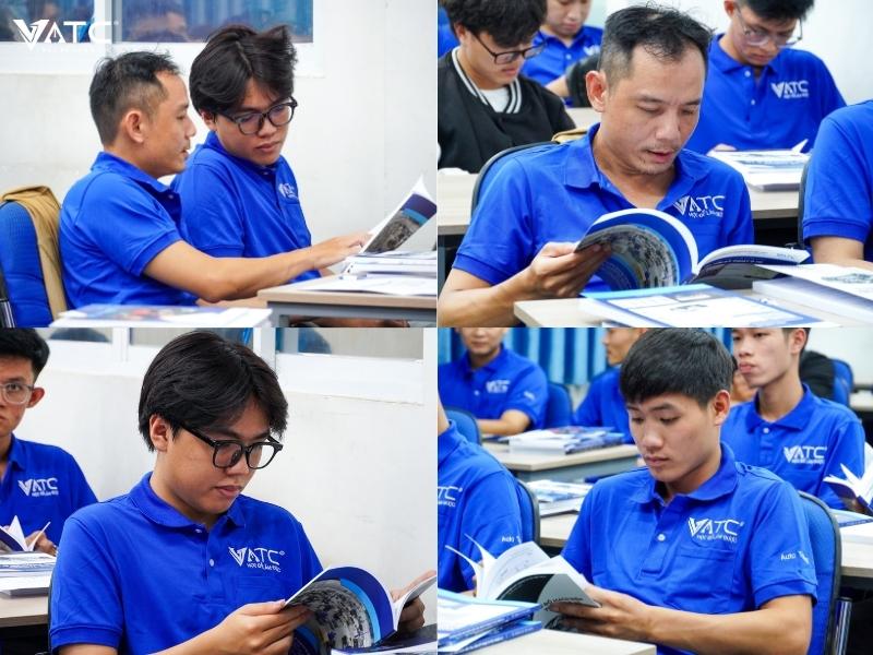 học viên xem tài liệu trước khi bước vào buổi học đầu tiên