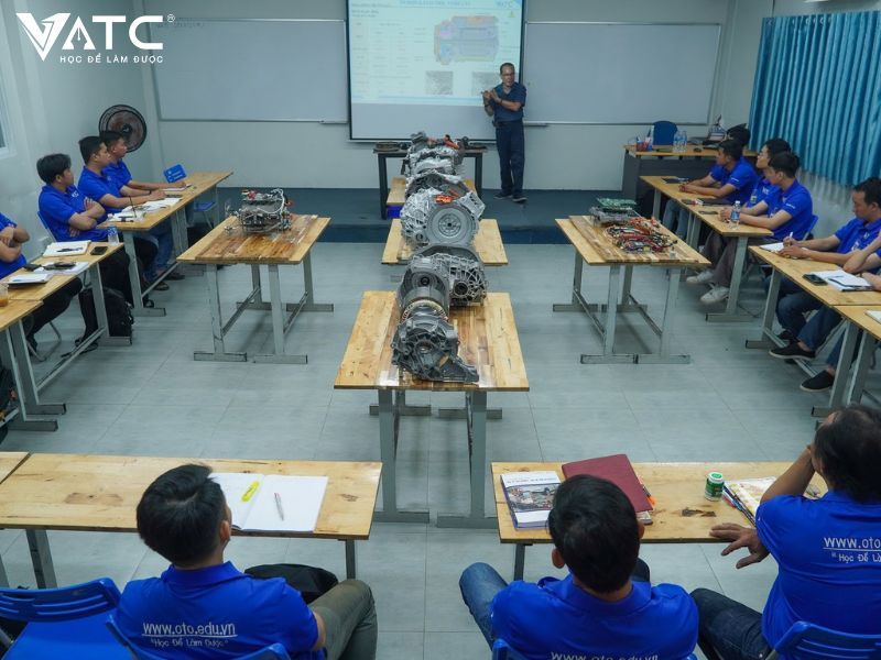 khoá học sửa chữa xe ô tô điện - xe hybrid