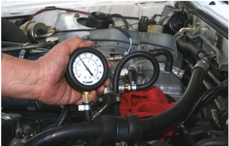 kiểm tra áp suất nhiên liệu trên xe Toyota Camry 2006