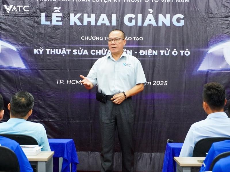 thầy Nguyễn Đình Thống phát biểu trong buổi lễ Khai giảng