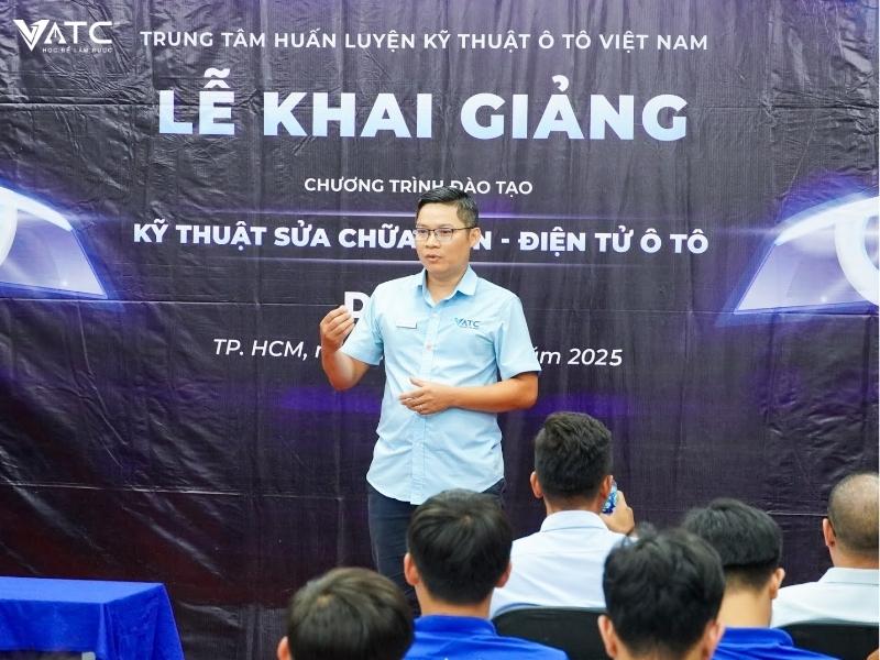 thầy Nguyễn Quang Trưởng phát biểu trong buổi lễ Khai giảng