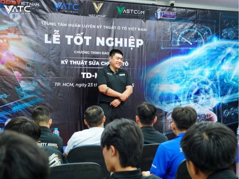 anh Đặng Quốc Tiến - đại diện học viên phát biểu