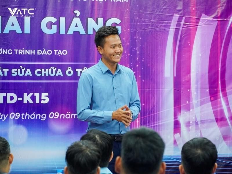 anh Đặng Văn Luyện phát biểu trong buổi lễ Khai giảng