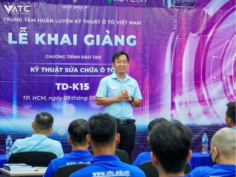 anh Lê Quang Nghiêm phát biểu trong buổi lễ Khai giảng