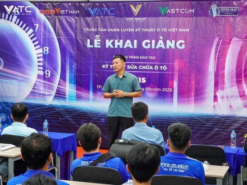 anh Nguyễn Quốc Tài phát biểu trong buổi lễ Khai giảng