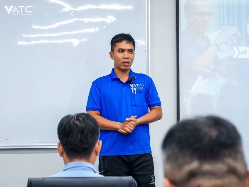 anh Nguyễn Việt Lê Huân - đại diện lớp phát biểu trong buổi lễ