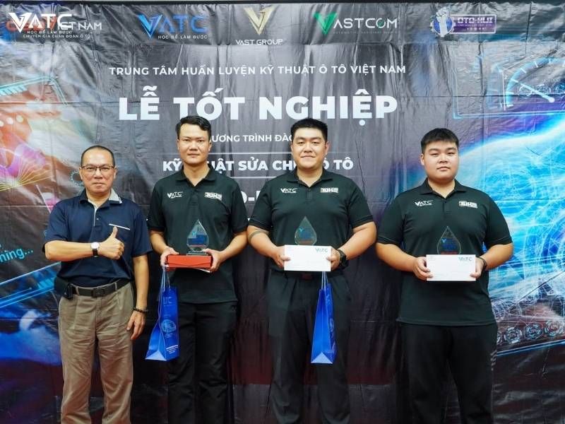 các học viên đạt thành tích xuất sắc nhất của lớp Kỹ thuật sửa chữa ô tô toàn diện K10