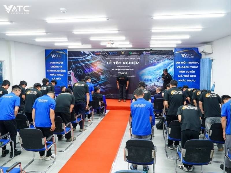 khoảnh khắc cả lớp Kỹ thuật sửa chữa ô tô toàn diện K10 cúi chào các thầy như một lời tri ân