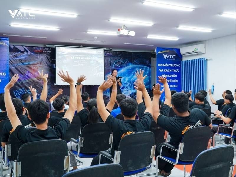 niềm vui phấn khởi của anh em học viên trong buổi lễ tốt nghiệp