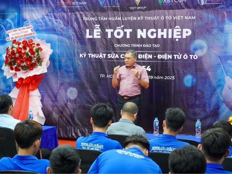 ông Nguyễn Văn Phong phát biểu tại buổi Lễ tốt nghiệp lớp Kỹ thuật sửa chữa điện - điện tử ô tô K54