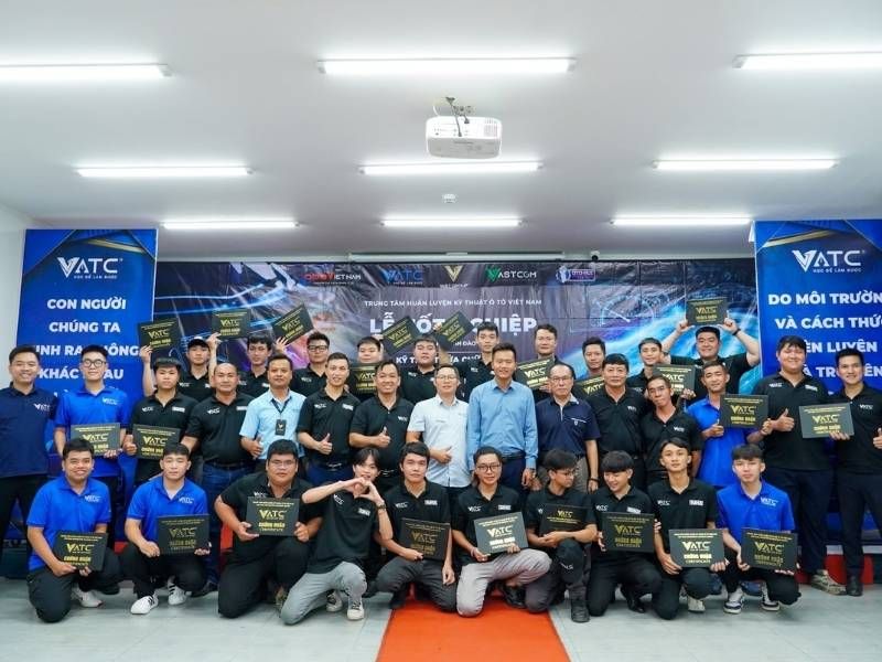 tập thể lớp Kỹ thuật sửa chữa ô tô toàn diện K10