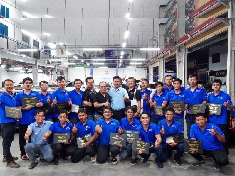 tập thể lớp Kỹ thuật sửa chữa xe ô tô Điện - xe ô tô Hybrid K3
