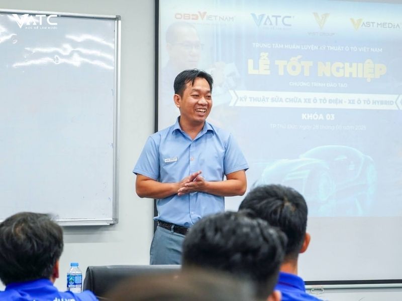thầy Lê Quang Nghiêm phát biểu trong buổi lễ Tốt nghiệp lớp EVK3