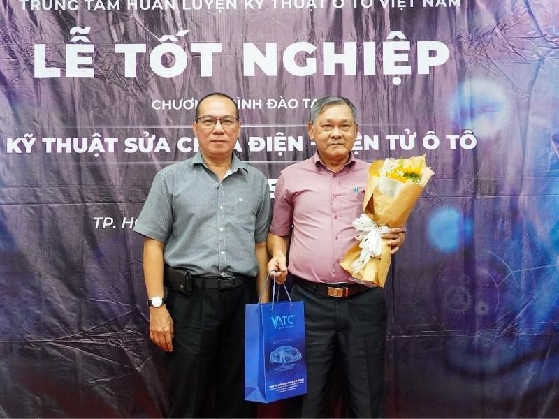 thầy Nguyễn Đình Thống gửi tặng phần quà lưu niệm cho quý Công ty TNHH Sai Gon Garage