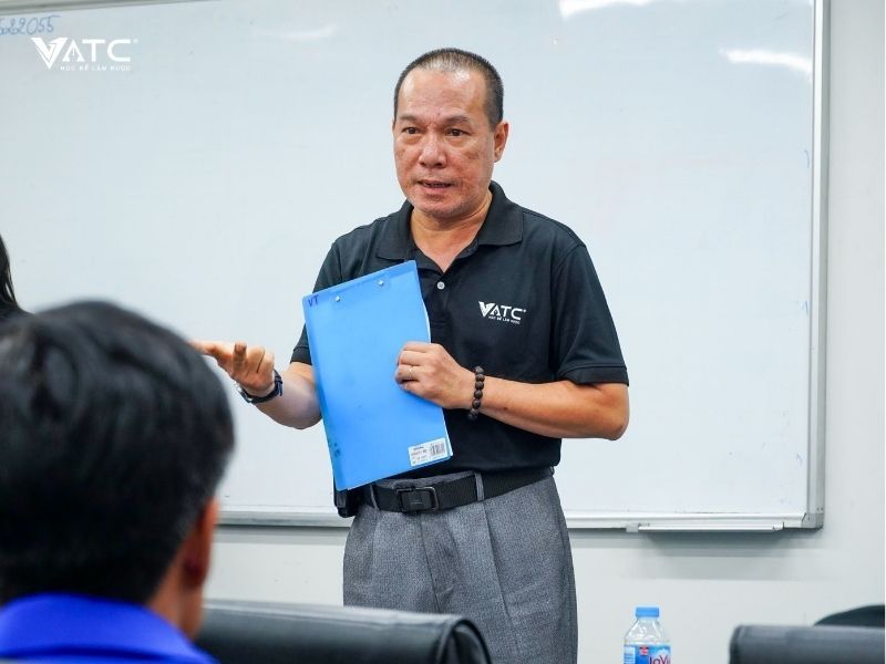 thầy Nguyễn Đình Thống phát biểu trong buổi lễ Tốt nghiệp lớp EVK3