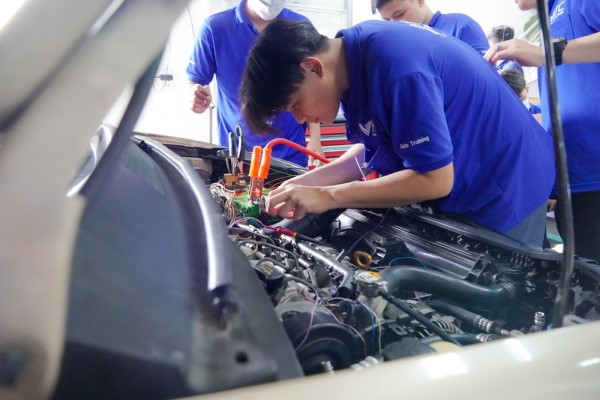 nghề sửa chữa điện ô tô luôn mang lại thu nhập ổn định