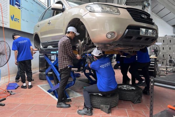 VATC đang đào tạo và nâng cao tay nghề cho thợ sửa chữa ô tô