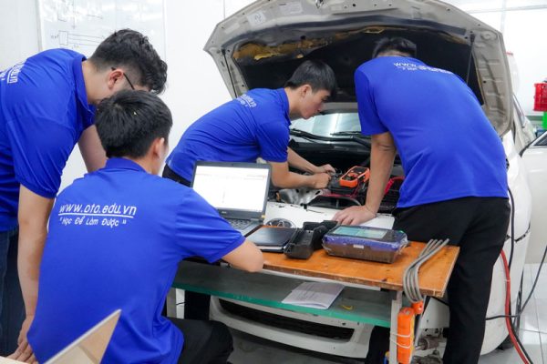 Top 5 cách giúp tăng lương thợ sửa ô tô khi tham gia khóa học tại VTAC