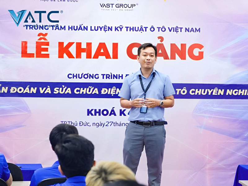 thầy Lê Quang Nghiêm chia sẻ cùng các bạn K47 lớp điện ô tô toàn diện