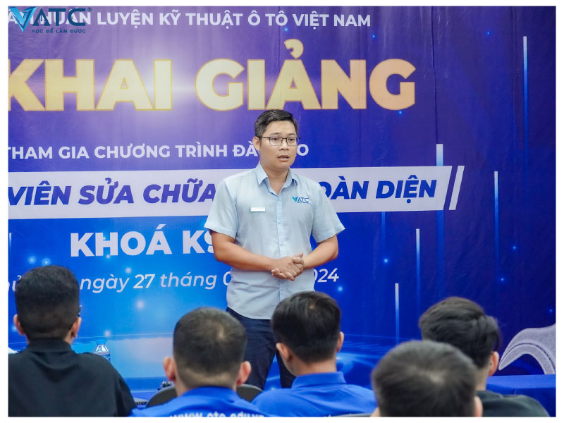 Thầy Nguyễn Quang Trưởng chia sẻ trong buổi lễ