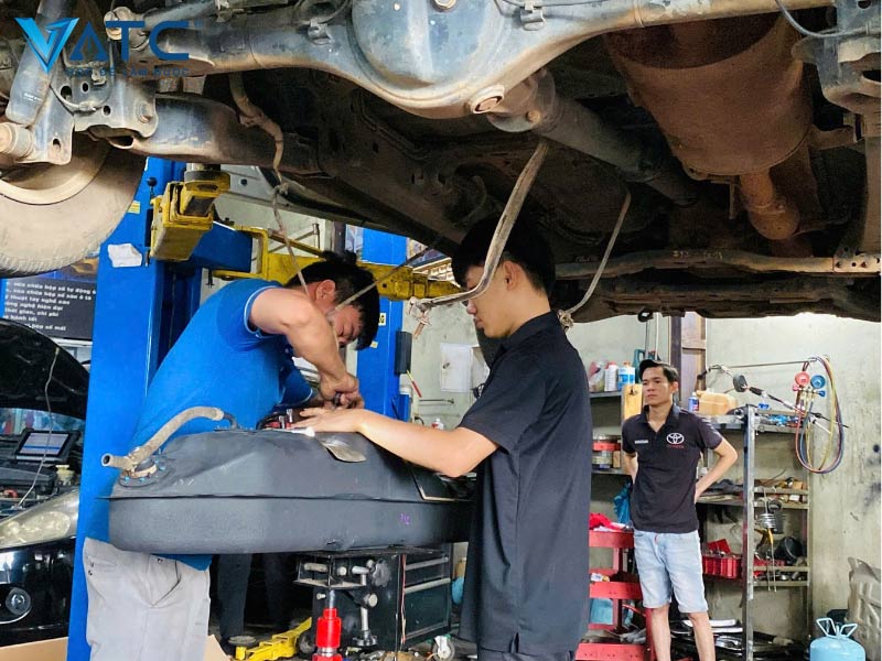 một số anh em cựu học viên vatc làm việc tại garage tân ô tô sài gòn
