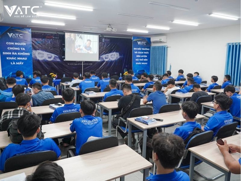 tổng quan buổi lễ khai giảng lớp kỹ thuật sửa chữa điện - điện tử ô tô k58