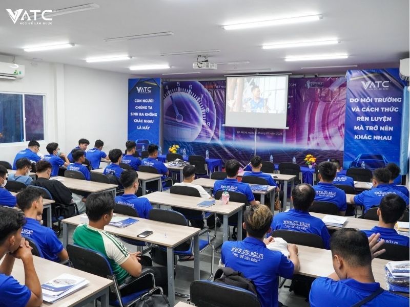 lớp Kỹ thuật sửa chữa ô tô toàn diện K14 trong buổi lễ Khai giảng